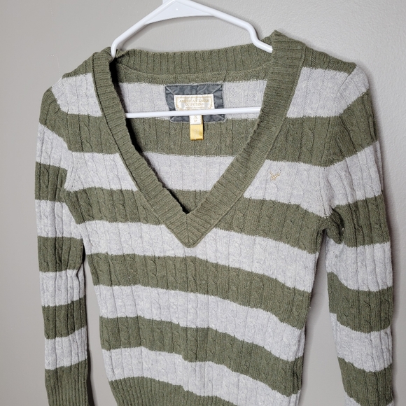 AMERICAN EAGLE OUTFITTERS Vintage V-NECK Olive Stripe Sweater Small - Picture 4 of 6